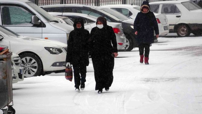 Yozgat’ta Buzlanan Yollarda Sürücüler Zor Anlar Yaşadı