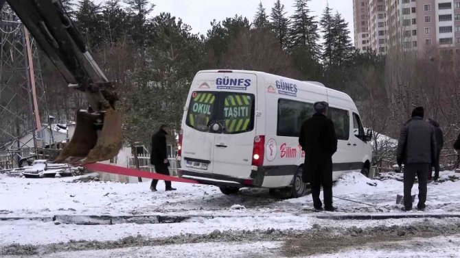 Yozgat Belediyesi’nin Tuzlama Çalışması Yapmadığı Yolda Öğrenci Servisi Duvarda Asılı Kaldı