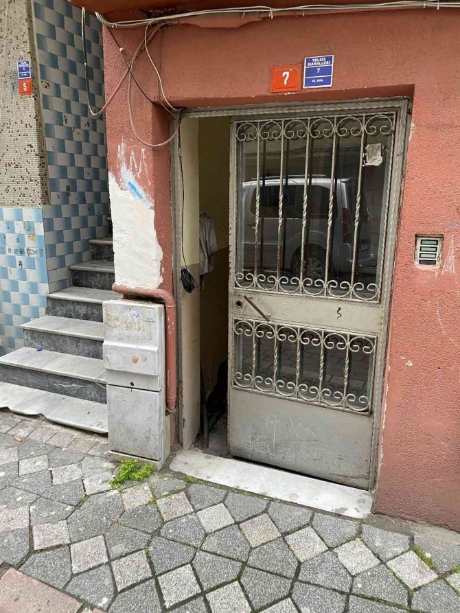 Zeytinburnu’nda Binanın Dış Kapısını Çalan Hırsızlar Kamerada