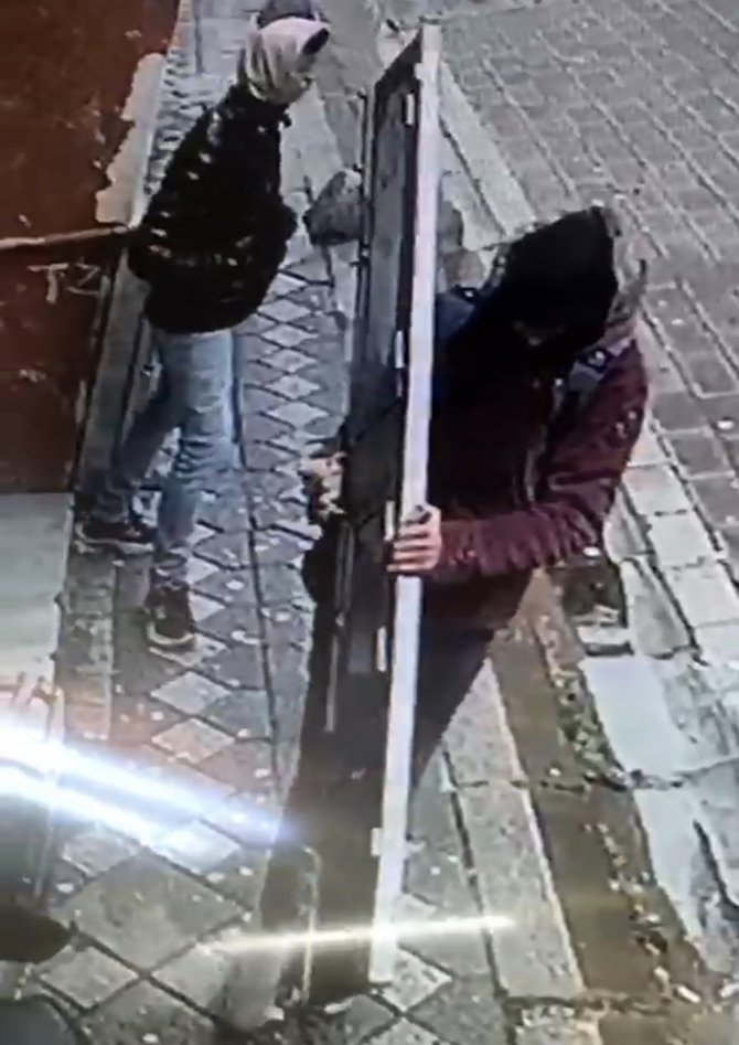 Zeytinburnu’nda Binanın Dış Kapısını Çalan Hırsızlar Kamerada