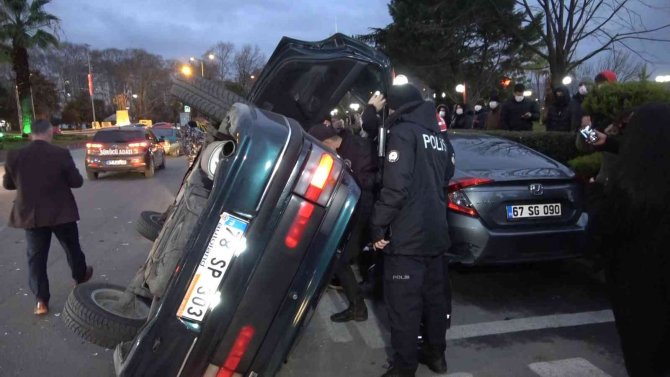 Otomobile Çarpan Araç Ters Döndü, Yayalar Kazadan Saniyelerle Kurtuldu