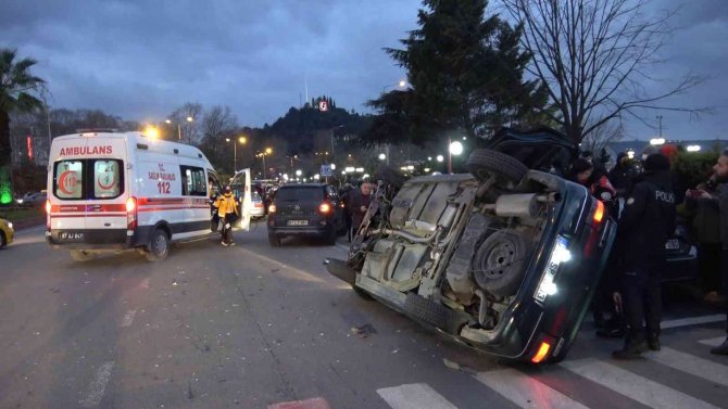 Otomobile Çarpan Araç Ters Döndü, Yayalar Kazadan Saniyelerle Kurtuldu