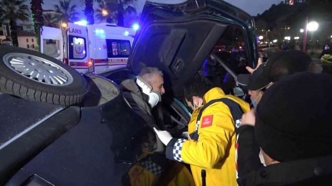 Otomobile Çarpan Araç Ters Döndü, Yayalar Kazadan Saniyelerle Kurtuldu