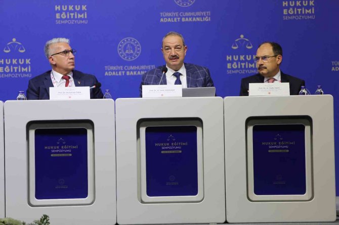 Adalet Bakanlığınca Düzenlenen Sempozyumda Hukuk Eğitimi Tüm Yönleriyle Ele Alınıyor