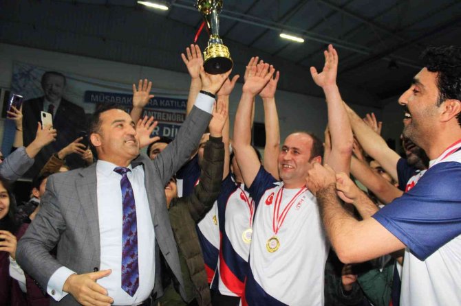 Voleybol Turnuvasında Adana Çocuk Evleri Sitesi Şampiyon Oldu