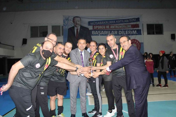 Voleybol Turnuvasında Adana Çocuk Evleri Sitesi Şampiyon Oldu