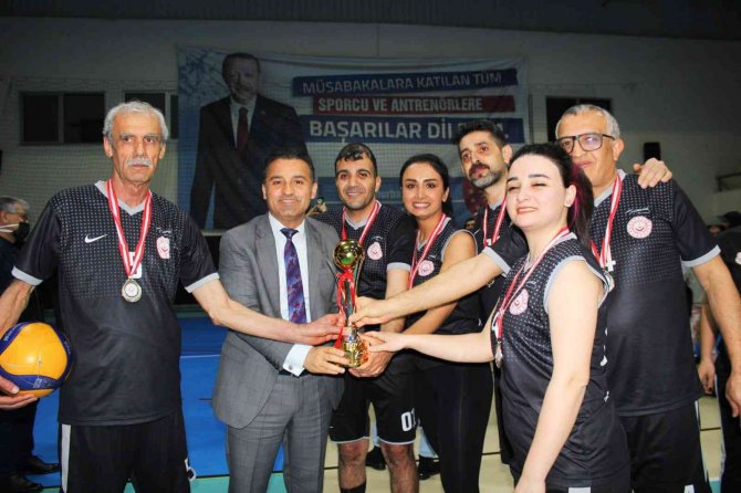 Voleybol Turnuvasında Adana Çocuk Evleri Sitesi Şampiyon Oldu