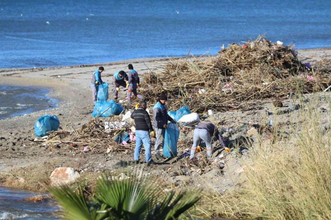 Şiddetli Yağış Ve Fırtınanın Ardından Alanya Sahilleri Atıklarla Doldu