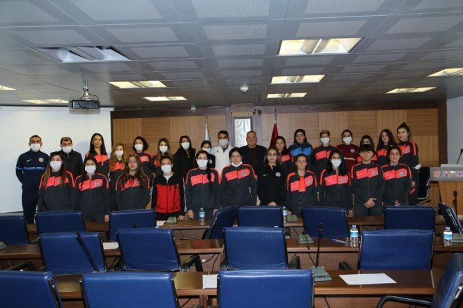 Altso Başkanı Şahin, Yüksekova Kadın Futbol Takımını Ağırladı