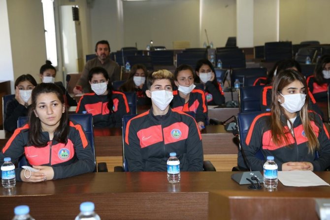 Altso Başkanı Şahin, Yüksekova Kadın Futbol Takımını Ağırladı