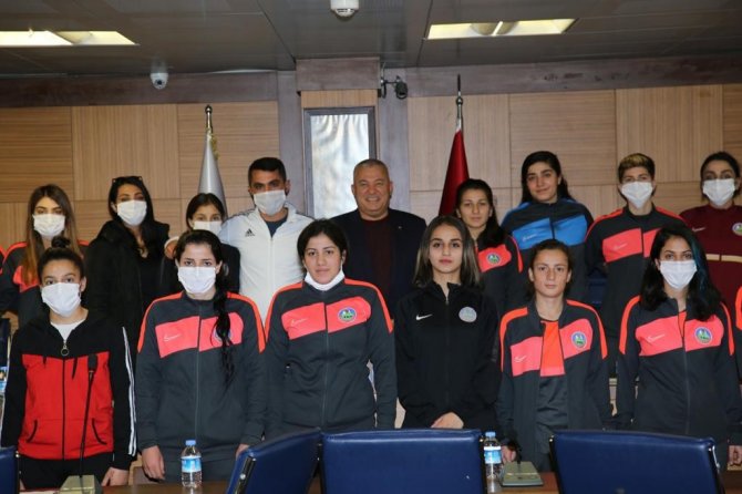 Altso Başkanı Şahin, Yüksekova Kadın Futbol Takımını Ağırladı