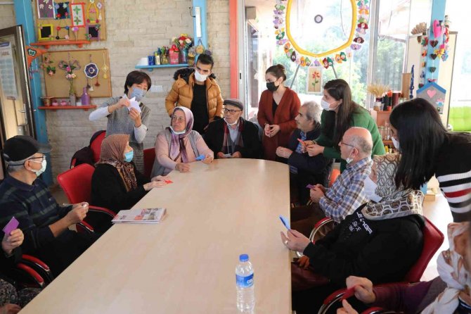 Japon Öğretim Üyesi Mavi Ev’de Origami Eğitimi Verdi