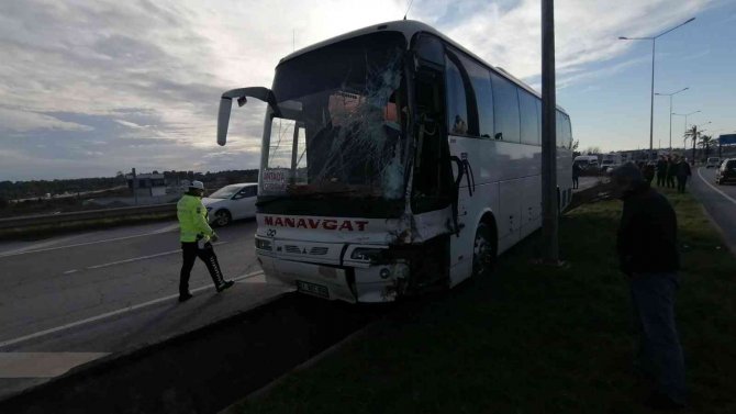 Kontrolden Çıkan Otobüs Tahliye Su Kanalında Askıda Kaldı