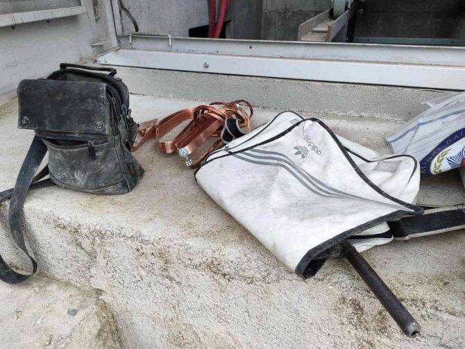 Trafodan Kablo Çalarken Akıma Kapılan Şüpheliye Vatandaşlardan ’Toprağa Bas’ Telkini