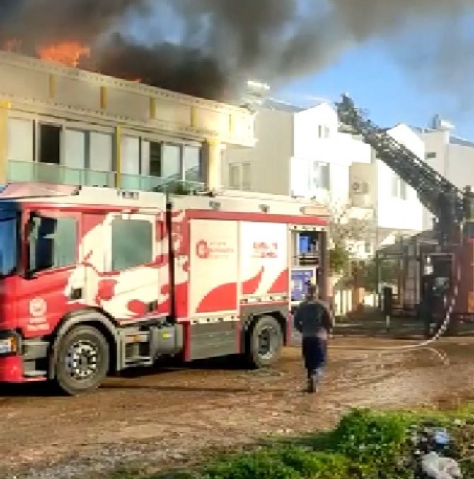 Lüks Dubleks Villanın İkinci Katı Alevlere Teslim Oldu