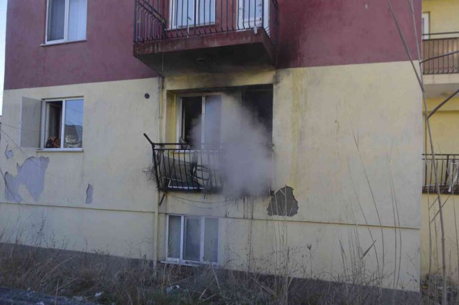 Tavşanlı’da 5 Katlı Binanın Birinci Katında Yangın