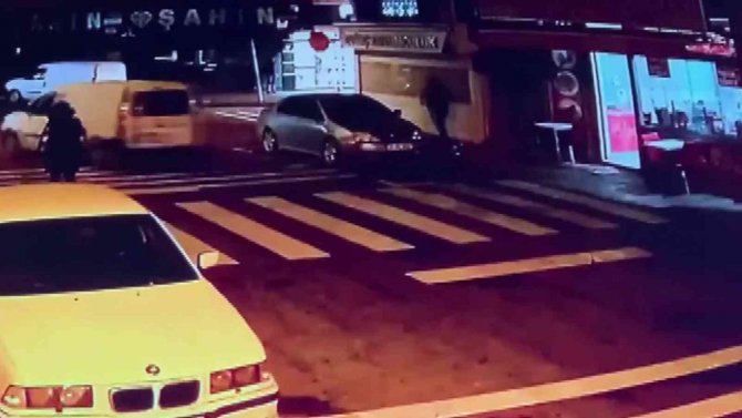 Ataşehir’de Ekmek Dağıtan Fırıncının Aracının Çalındığı Anlar Kamerada