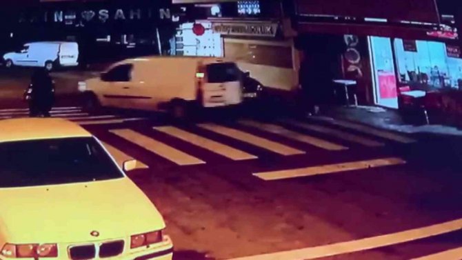 Ataşehir’de Ekmek Dağıtan Fırıncının Aracının Çalındığı Anlar Kamerada
