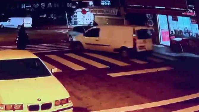 Ataşehir’de Ekmek Dağıtan Fırıncının Aracının Çalındığı Anlar Kamerada