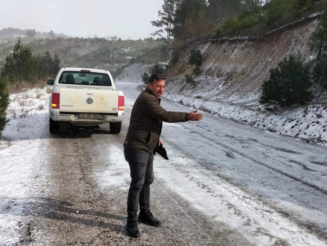 Havran Belediyesi Fen İ̇şleri Ekipleri Karlı Yollarda Tuzlama Çalışmalarını Aralıksız Sürdürüyor