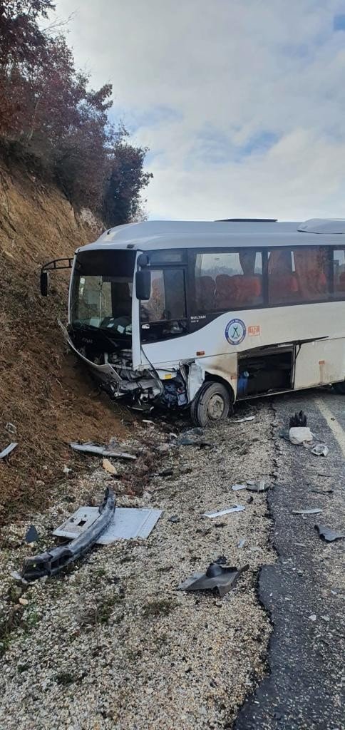 Bilecik’te Hafif Ticari Araçla Yolcu Midibüsü Çarpıştı: 5 Yaralı