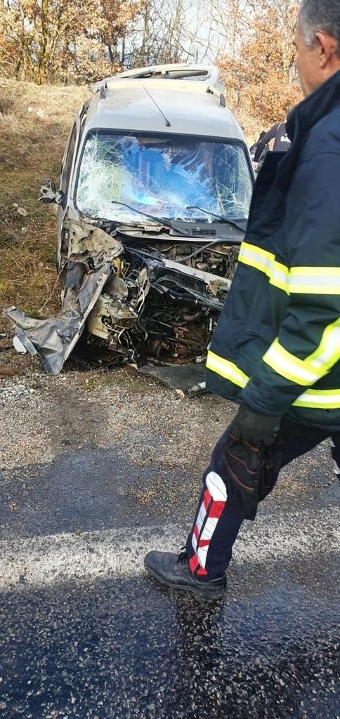 Bilecik’te Hafif Ticari Araçla Yolcu Midibüsü Çarpıştı: 5 Yaralı