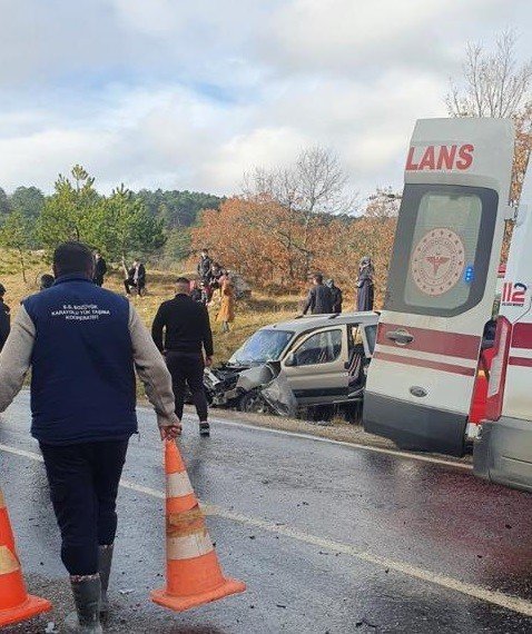 Bilecik’te Hafif Ticari Araçla Yolcu Midibüsü Çarpıştı: 5 Yaralı