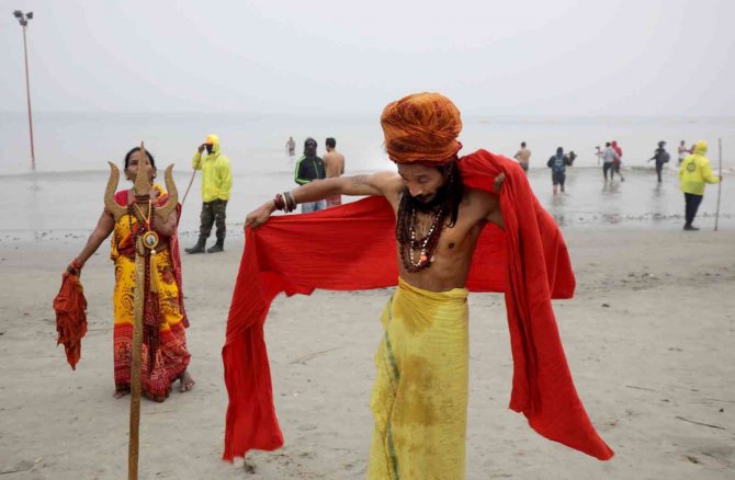 Binlerce Hindu Covid-19’a Rağmen Ganj Nehri’ne Girdi
