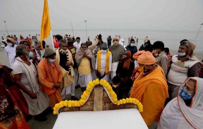 Binlerce Hindu Covid-19’a Rağmen Ganj Nehri’ne Girdi