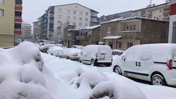 Tatvan’da Kar Kalınlığı 4 Metreyi Buldu