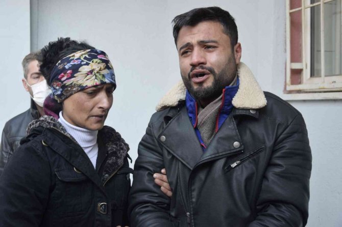Ölümü Sonrası Annesi Ve Dayısı Tutuklanan Minik Ayşenur’un Babası, Kızının Cenazesini Feryat Ederek Aldı