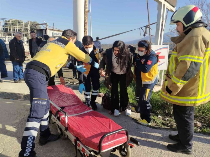Kırmızı Işıkta Duran Araca Çarptı, 3 İ̇ranlı Yaralandı