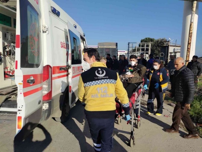 Kırmızı Işıkta Duran Araca Çarptı, 3 İ̇ranlı Yaralandı