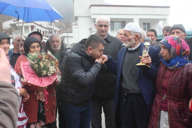 Yaşayan İ̇nsan Hazinesine Köyünde Kuş Dili Ve Kemençe Eşliğinde Karşılama
