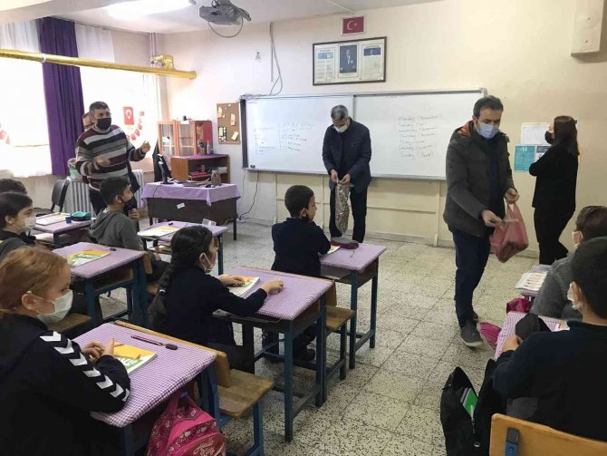 Akademisyenlerden Minik Öğrencilere Hediye