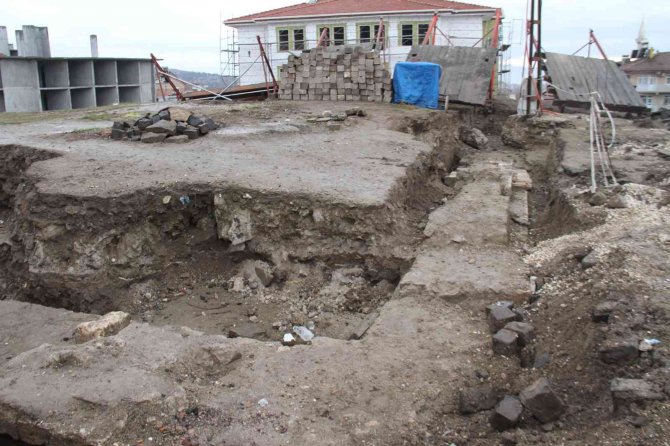 Elazığ’da Kentsel Dönüşüm Kazılarında Bulunan Kilise Gün Yüzüne Çıkıyor