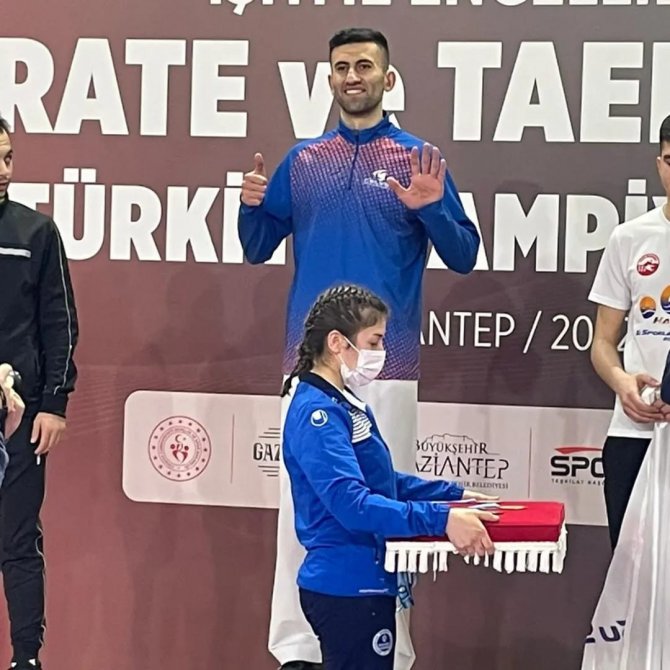Milli Karateci Kardeşler İ̇şitme Engelliler Türkiye Şampiyonası’nda Altın Madalya Kazandı