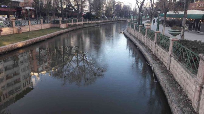 Porsuk’un Üzeri Buz Tabakasıyla Kaplandı