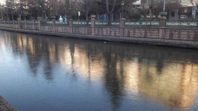 Porsuk’un Üzeri Buz Tabakasıyla Kaplandı