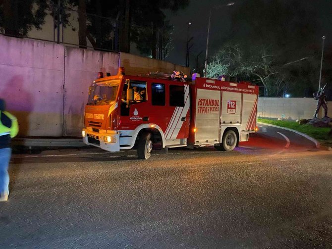 Eyüpsultan’da Bir Lüks Otomobil Bariyerlere Girdi, Sürücüsü Aracı Bırakıp Kaçtı
