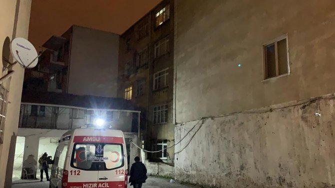 Fatih’te Kavga Eden Yabancı Uyruklu Şahıslar Binanın Bodrumunda Yangın Çıkarttı: 1’i Ağır 4 Yaralı