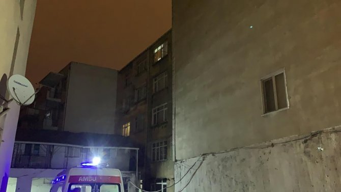 Fatih’te Kavga Eden Yabancı Uyruklu Şahıslar Binanın Bodrumunda Yangın Çıkarttı: 1’i Ağır 4 Yaralı