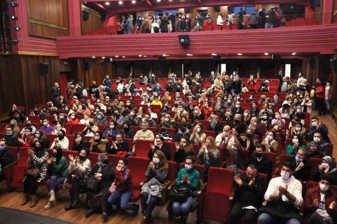 Atıklar Tiyatro Biletine Dönüştü