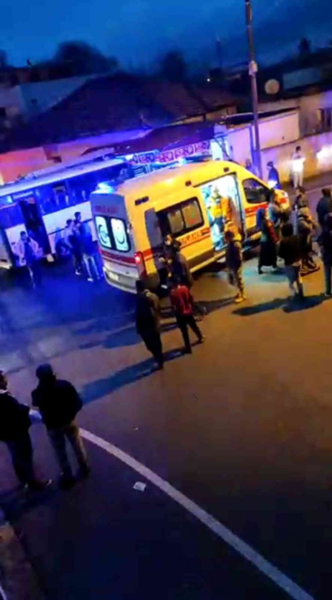 Tarım İşçilerini Taşıyan Midibüs Bakkala Girdi: 5 Yaralı