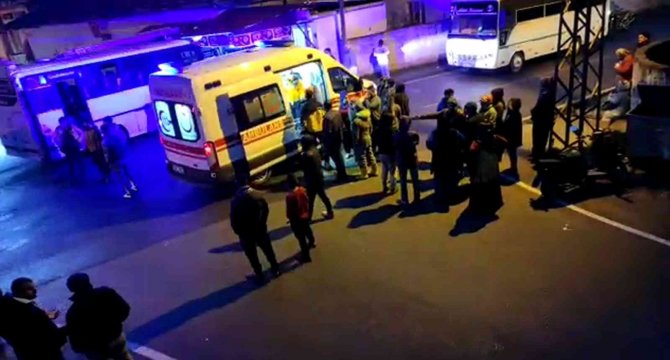 Tarım İşçilerini Taşıyan Midibüs Bakkala Girdi: 5 Yaralı