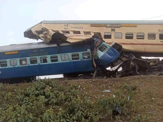 Hindistan’daki Tren Kazasında Can Kaybı 9’a Yükseldi