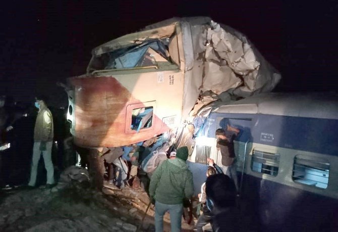 Hindistan’daki Tren Kazasında Can Kaybı 9’a Yükseldi