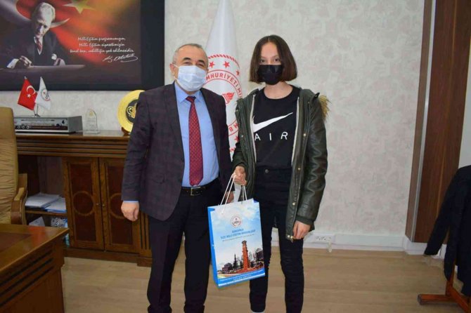 İ̇lçe Milli Eğitim Müdürü Sepetci’den Şampiyon Öğrencilere Ödül
