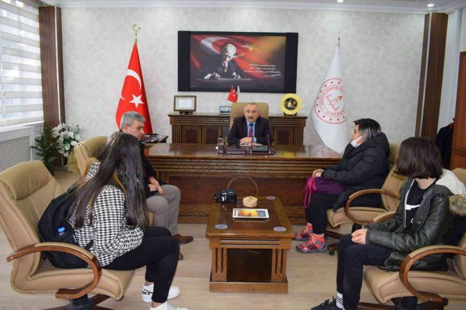 İ̇lçe Milli Eğitim Müdürü Sepetci’den Şampiyon Öğrencilere Ödül