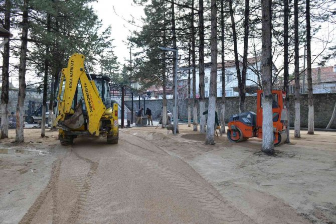 Isparta Gülistan Camii Avlusu 3 Boyutlu Taşlarla Rengarenk Görünüme Kavuştu